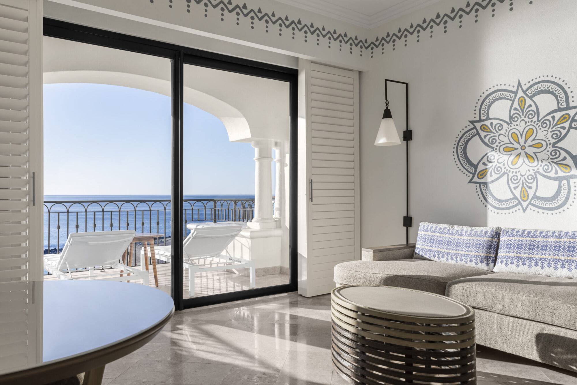 imagen de una sala de estar en una habitación con balcón con vista al mar