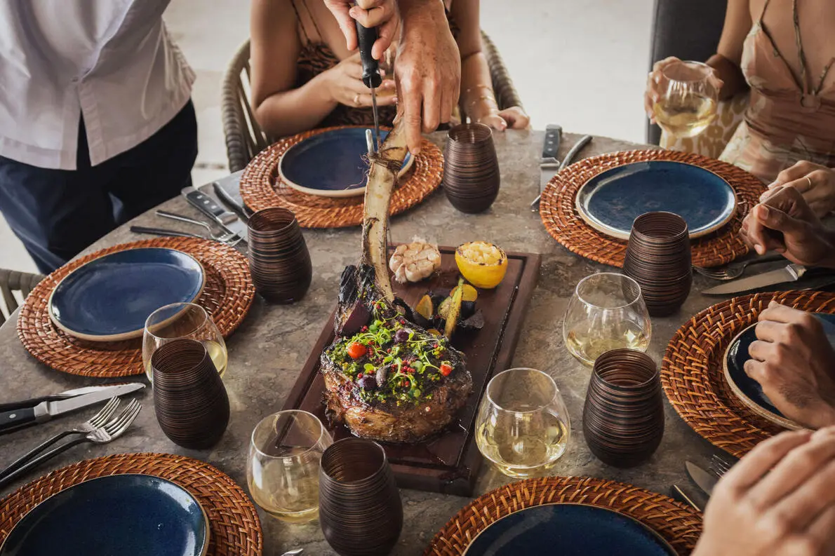 imagen de una mesa con un plato y un plato de comida en el centro