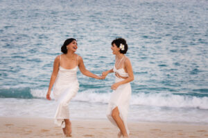 foto de la novia y la dama de honor en la playa