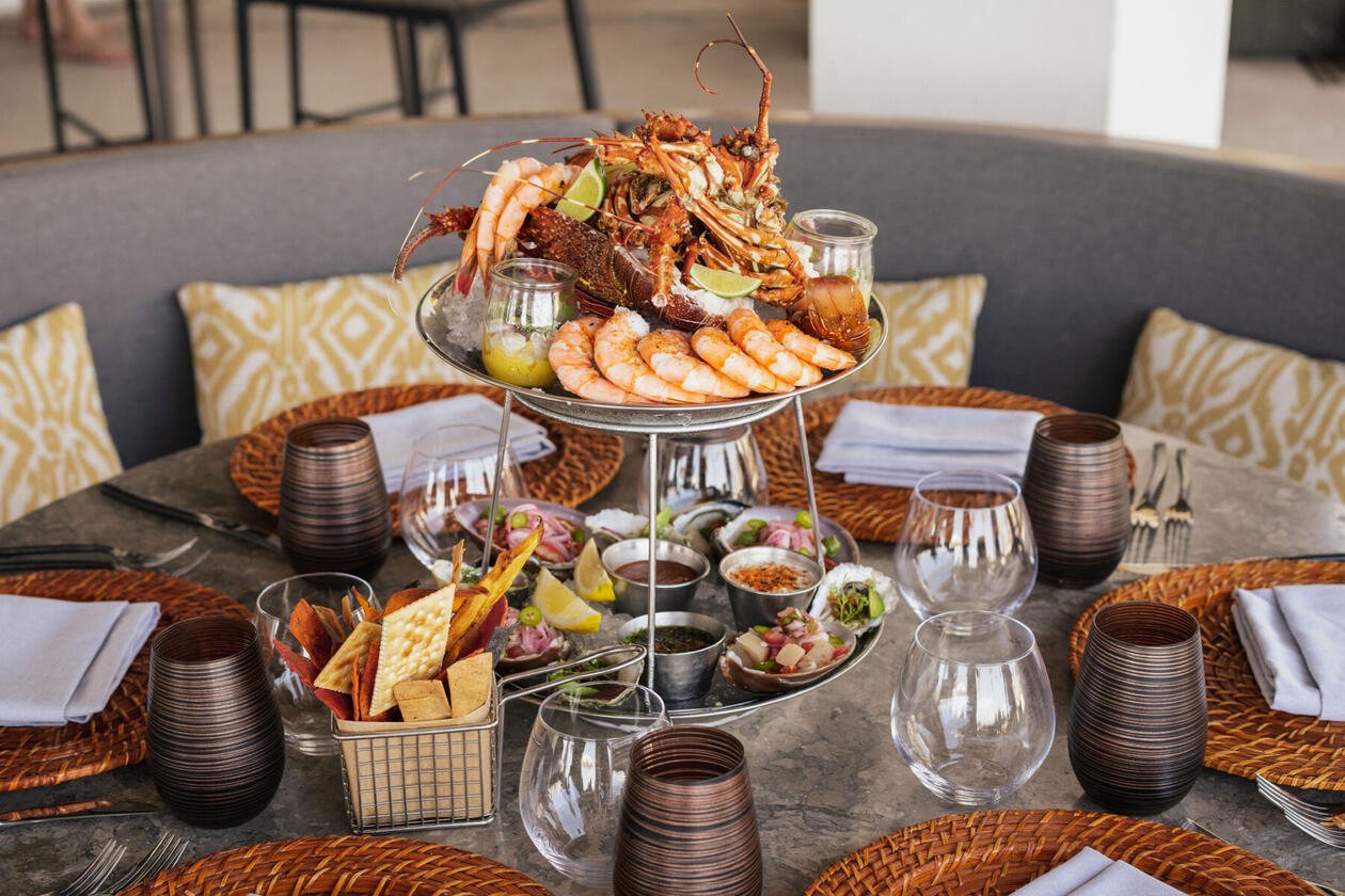 imagen de una mesa llena de comida y vasos