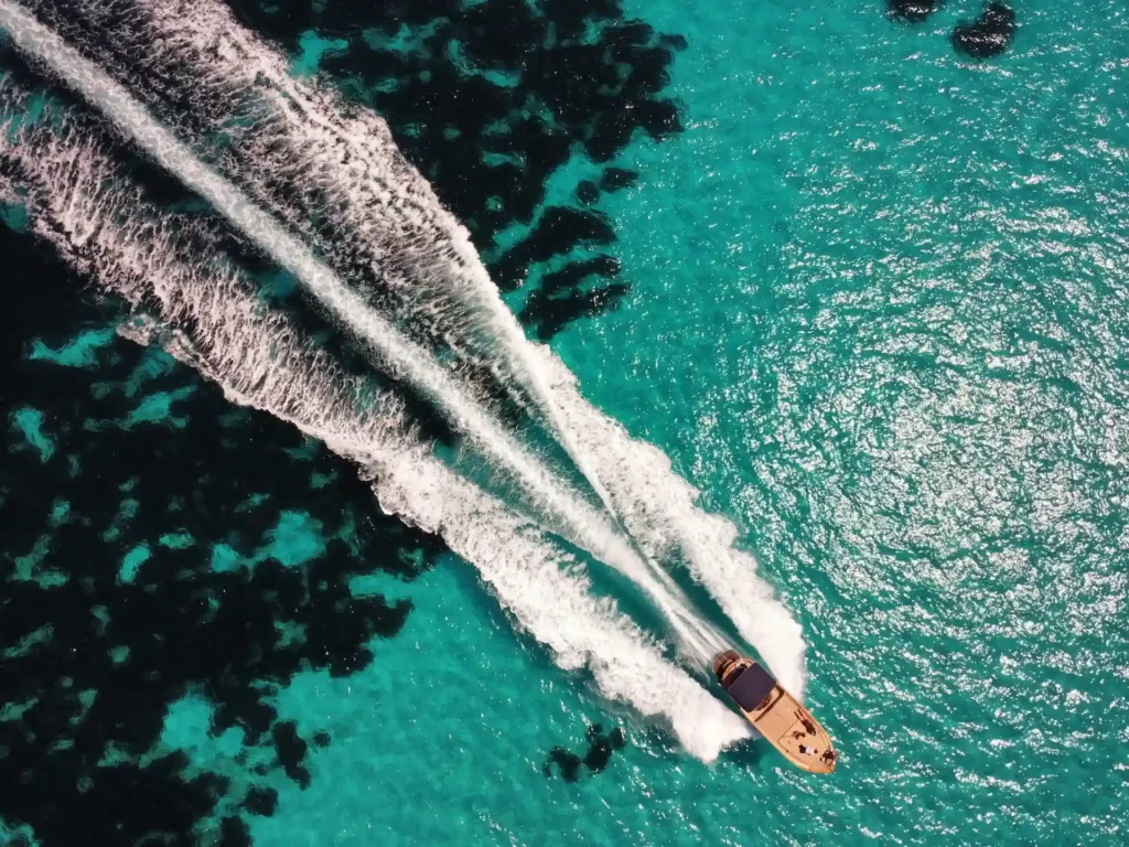 Imagen de un barco a motor navegando por el mar.