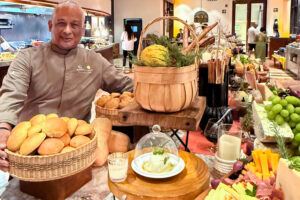El chef ejecutivo del Hilton Los Cabos presenta panecillos recién hechos y una mesa de aperitivos de Acción de Gracias con queso, embutidos y calabaza de temporada.