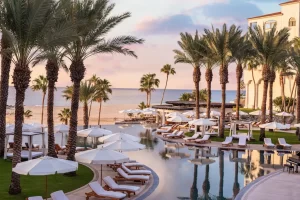 imagen de la piscina infinita, tumbonas y el mar azul profundo como fondo