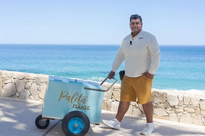 Jorge Hernandez y un carrito de helados