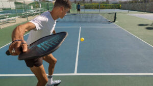 Hombre jugando Pickleball en Hilton Los Cabos.