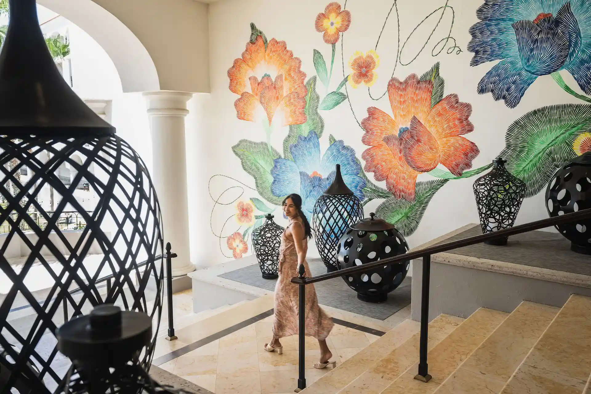 Imagen de una mujer bajando las escaleras.