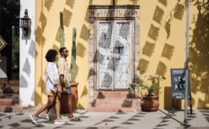 imagen de dos personas caminando al costado de la carretera